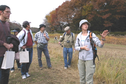屋外での発表に向けたグループワークの様子