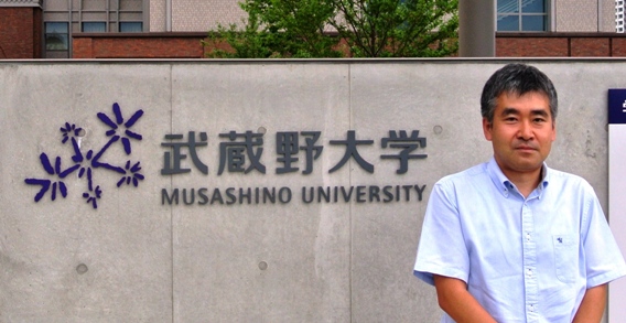武蔵野大学前に立つ村松教授