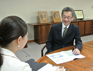 インタビュー中の後藤部長