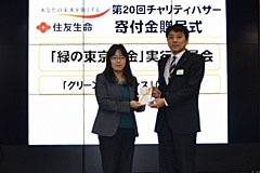 目録贈呈の様子