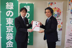 目録贈呈の様子