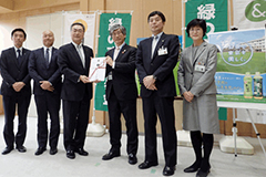 目録贈呈式の様子