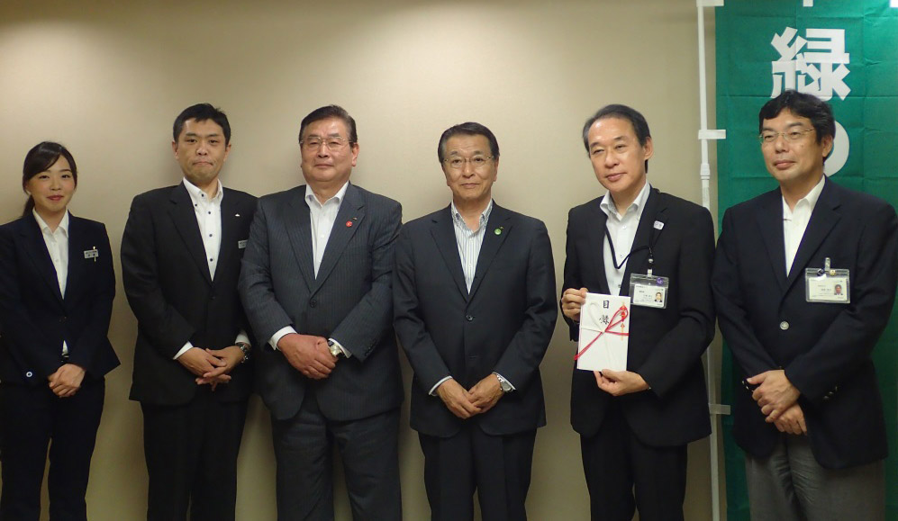 目録贈呈式の様子