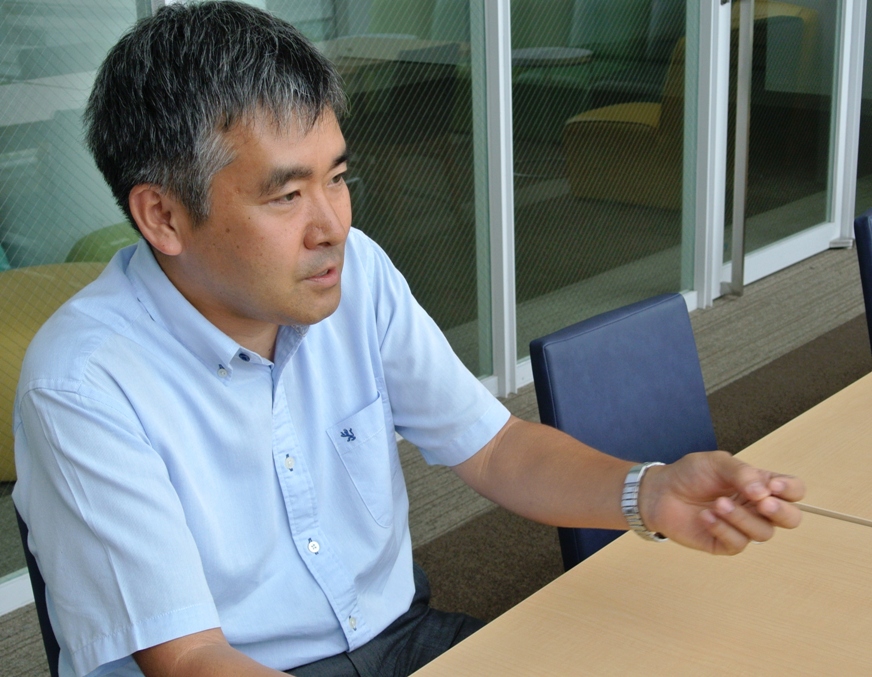 インタビュー中の村松教授