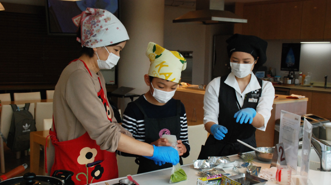 ＜「東京クールホーム・ビンゴ」高得点者対象＞「親子エコ・クッキング教室」に参加し、食ロス対策やガスについて勉強しました！