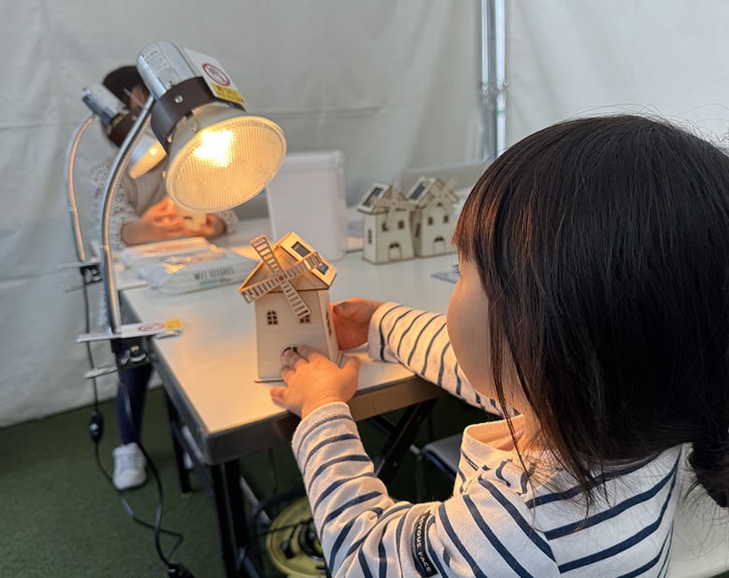 環境にやさしいエネルギーを学ぼう！ 太陽光発電で動く風車のおうち